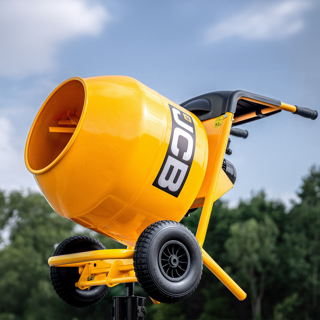 Using the JCB 110V 134L Seam Welded Tip Up Cement Mixer 550W Electric Motor | JCB-CM150E-110