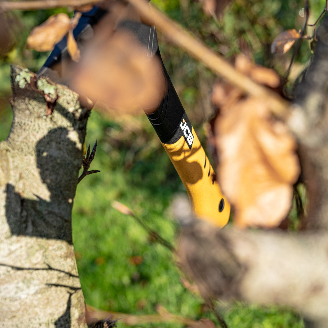 Optimised Balance and Power – With a balance point near the head, this axe hatchet offers perfect weight distribution, enhancing swing speed and impact power.