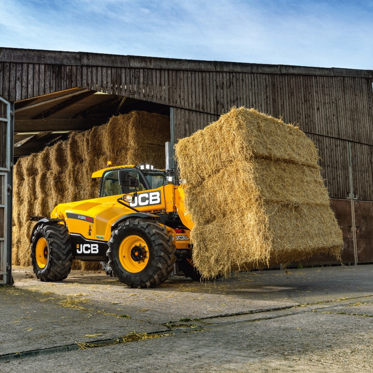 Transform your workshop with the JCB roller cabinet and top tool chest stack featuring an iconic Telehandler skin wrap. 
