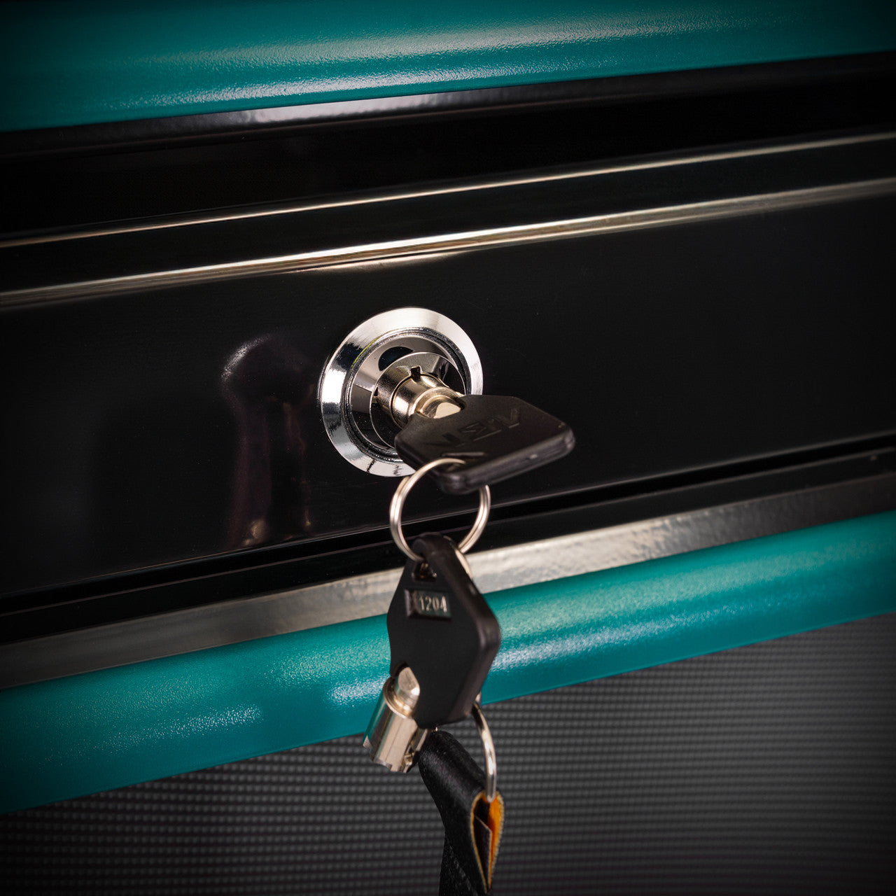 Raise Release pull-out desk: Turn your tool storage system into a portable worktop designed to carry up to 45.36kg in weight.