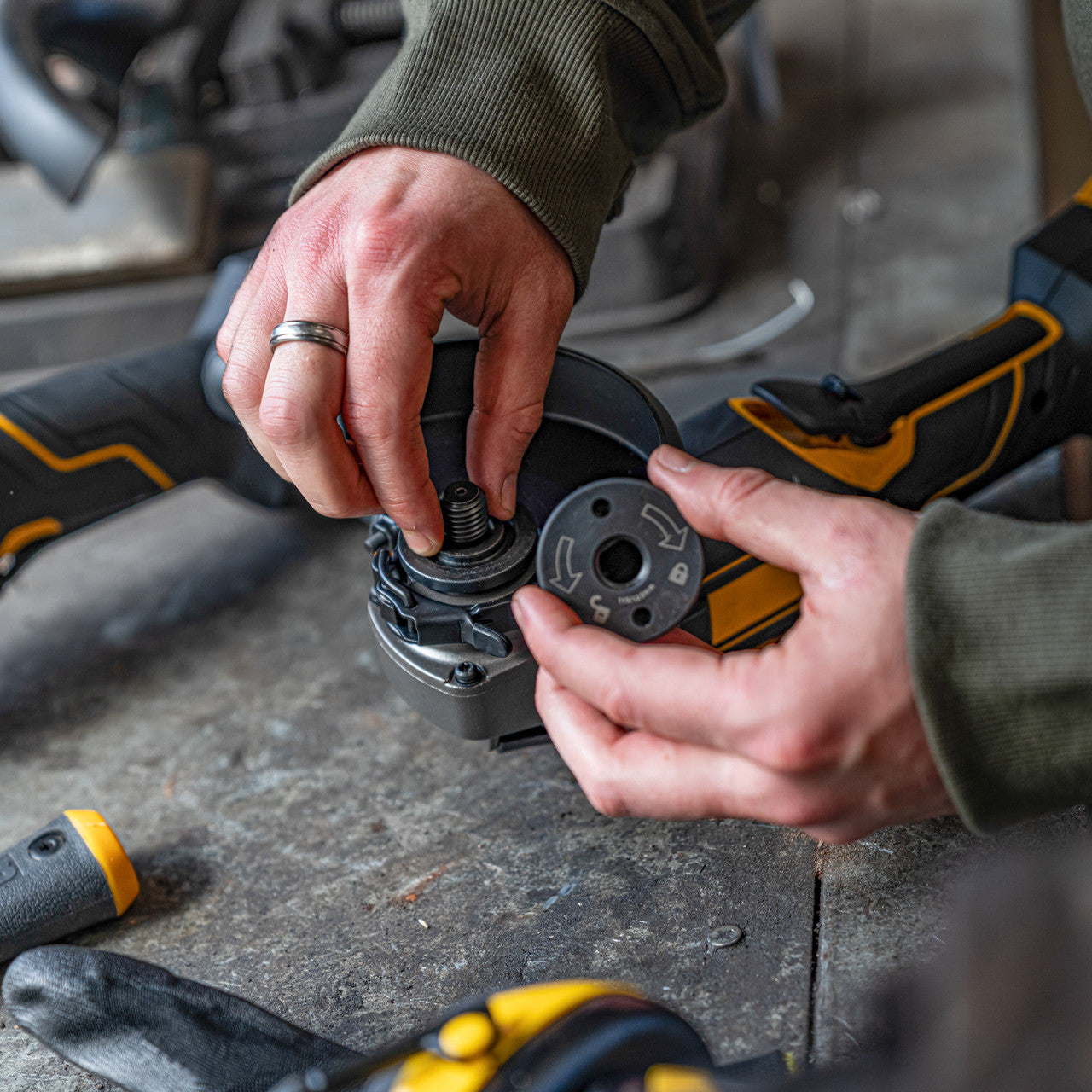 JCB Pro 18V Angle Grinder, 4.5"/ 115mm, Digital Speed Control, Anti-Vibration, Paddle Switch (Bare Tool) | JCB-18PAG-115