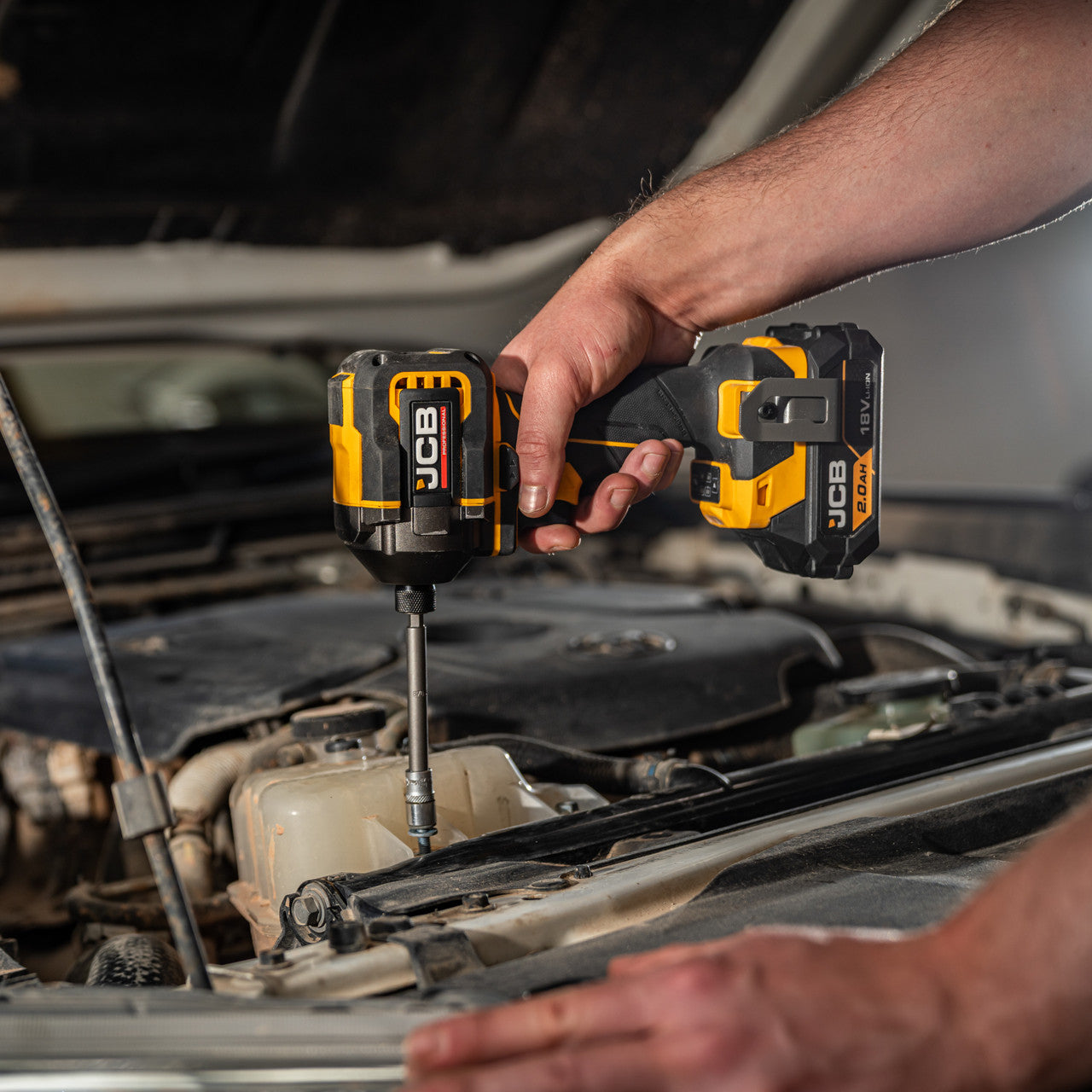 Delivering a 230Nm of torque in a compact, lightweight body, it’s the tool of choice for tradespeople driving structural screws and fixings into timber, metal, or composite -day in, day out.
