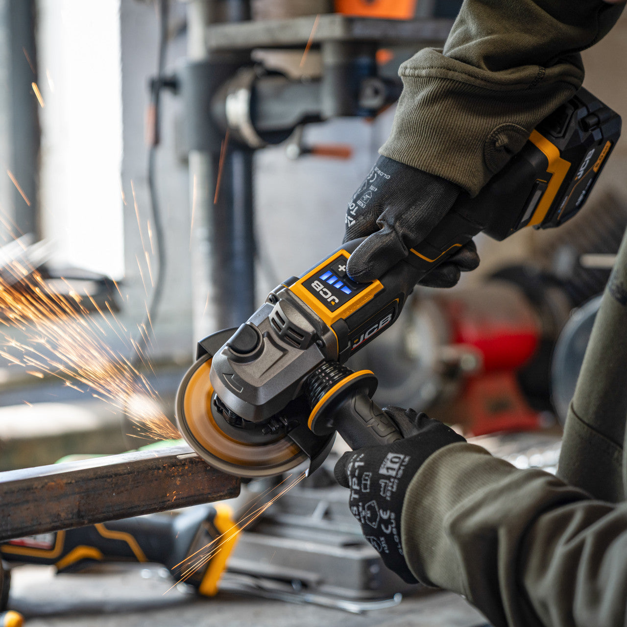 JCB Pro 18V Kit, Combi Drill (75Nm), Impact Driver (230Nm), Angle Grinder (115mm), 2x 5Ah Batteries, 4.5A Fast Charger & Soft Tool Bag |JCB-18PKIT-7